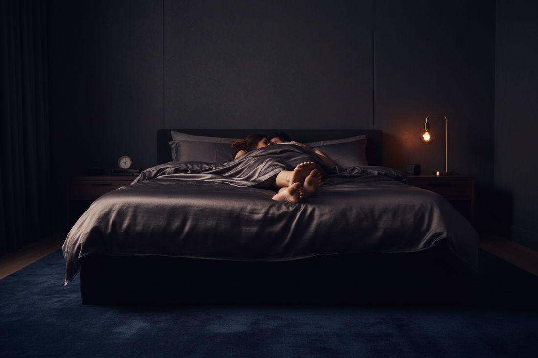 Entspannte Person nach Orgasmus im Bett – natürliche Methode für besseren Schlaf und Stressabbau