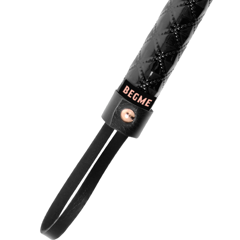 Begme Black Edition Veganer Leder Flogger – BDSM & Bondage Accessoire für sinnliche und diskrete Momente
