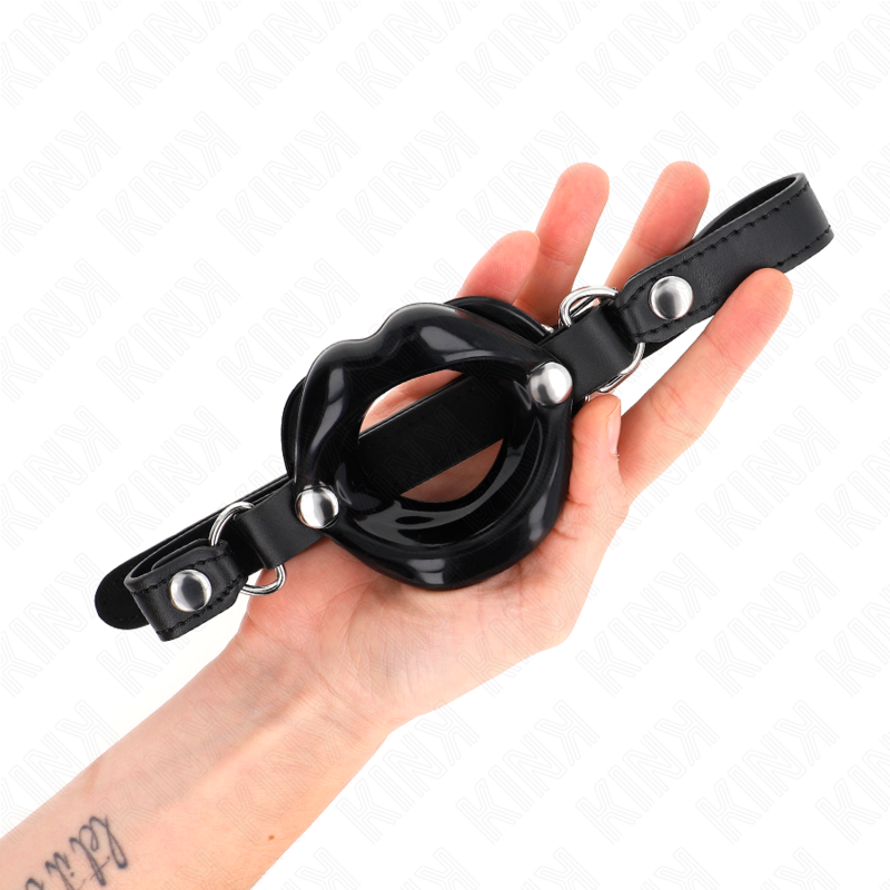KINK - LIP 8 CM KNEBEL MIT SCHWARZEM KUNSTLEDERBAND 63 x 2 CM VERSTELLBAR 39-58 CM bei Secret Pulse im Erotikshop