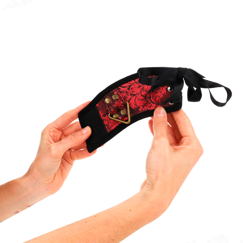 KINK - SCANDAL HANDGELENKSFESSELN ROT-SCHWARZE SPITZENDETAILS 24,5 CM X 6,5 CM bei Secret Pulse im Erotikshop