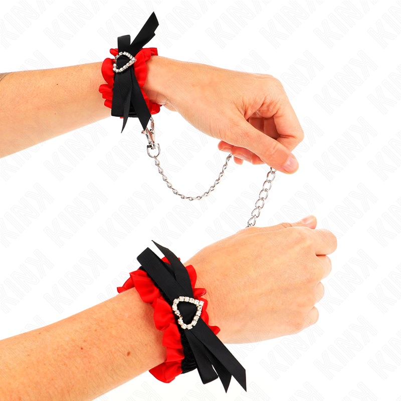 KINK - ELASTISCHE HANDGELENKSFESSELN AUS SPITZE MIT ROTEN HERZDETAILS, VERSTELLBAR 22-35 CM bei Secret Pulse im Erotikshop