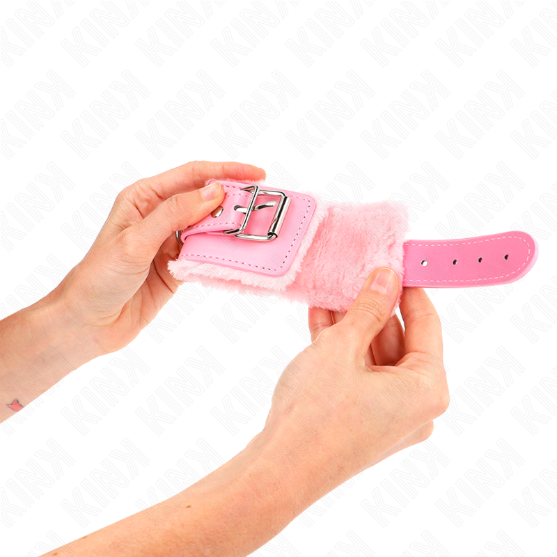 KINK - PELZGEFÜTTERTE HANDGELENKFESSELN ROSA MIT ROSA GÜRTEL VERSTELLBAR 17-29 CM X 6 CM für sinnliche und diskrete Momente
