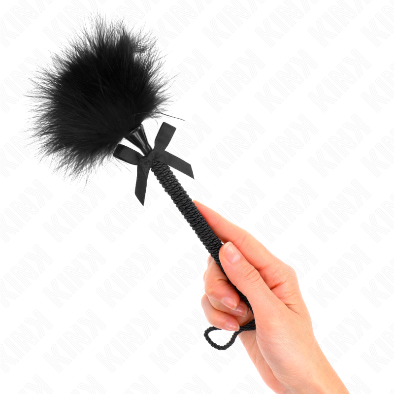 KINK Nylonsseilstab mit Kitzelfedern & schwarzer Schleife 25 cm | Secret Pulse bei Secret Pulse im Erotikshop