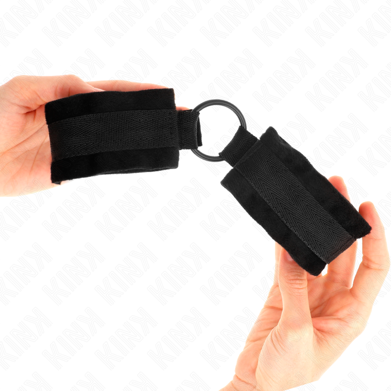 KINK - BEGINNER PELZ HANDMANSCHETTEN 25 CM MIT O-RING 4 CM SCHWARZ VERSTELLBAR 15-25 CM BDSM-Zubehör diskret online kaufen