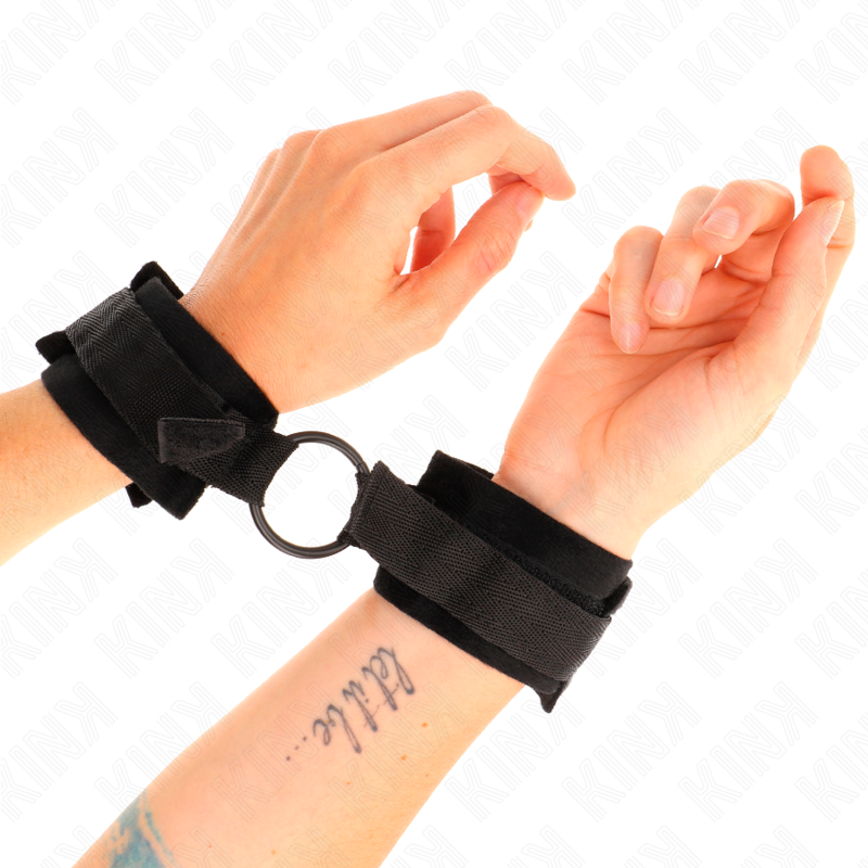 KINK - BEGINNER PELZ HANDMANSCHETTEN 25 CM MIT O-RING 4 CM SCHWARZ VERSTELLBAR 15-25 CM bei Secret Pulse im Erotikshop