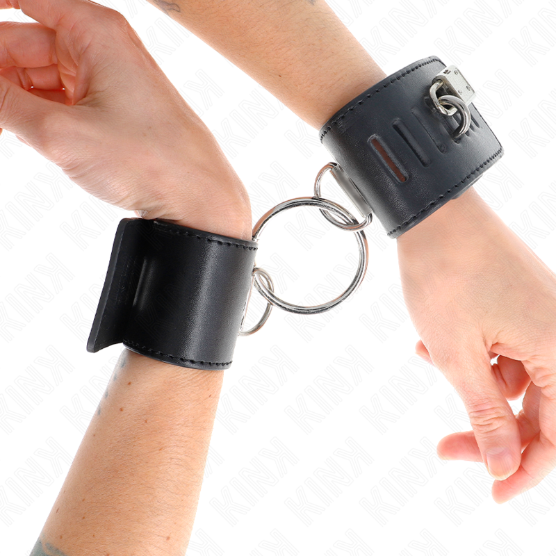 KINK - FESTE HANDGELENKFESSELN MIT RING UND VORHÄNGESCHLOSS VERSCHLUSS SCHWARZ VERSTELLBAR 16-23 CM X 5,5 CM bei Secret Pulse im Erotikshop