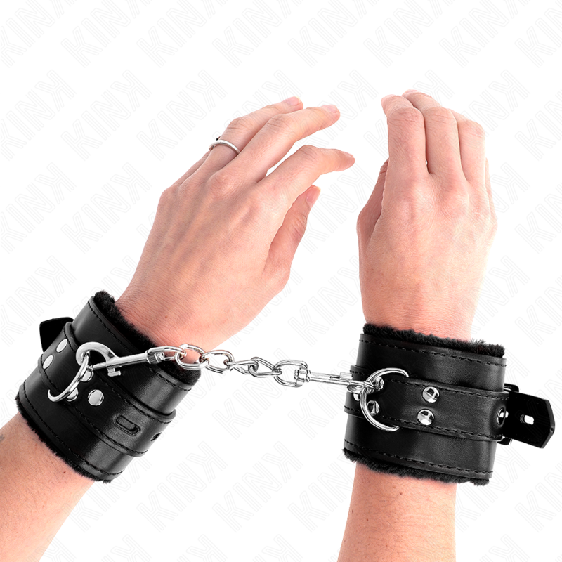 KINK - PELZGEFÜTTERTE HANDGELENKFESSELN MIT QUADRATISCHEN LÖCHERN, SCHWARZ UND SCHWARZ, VERSTELLBARER GÜRTEL 17-29 CM X 6 CM Produktansicht und Details