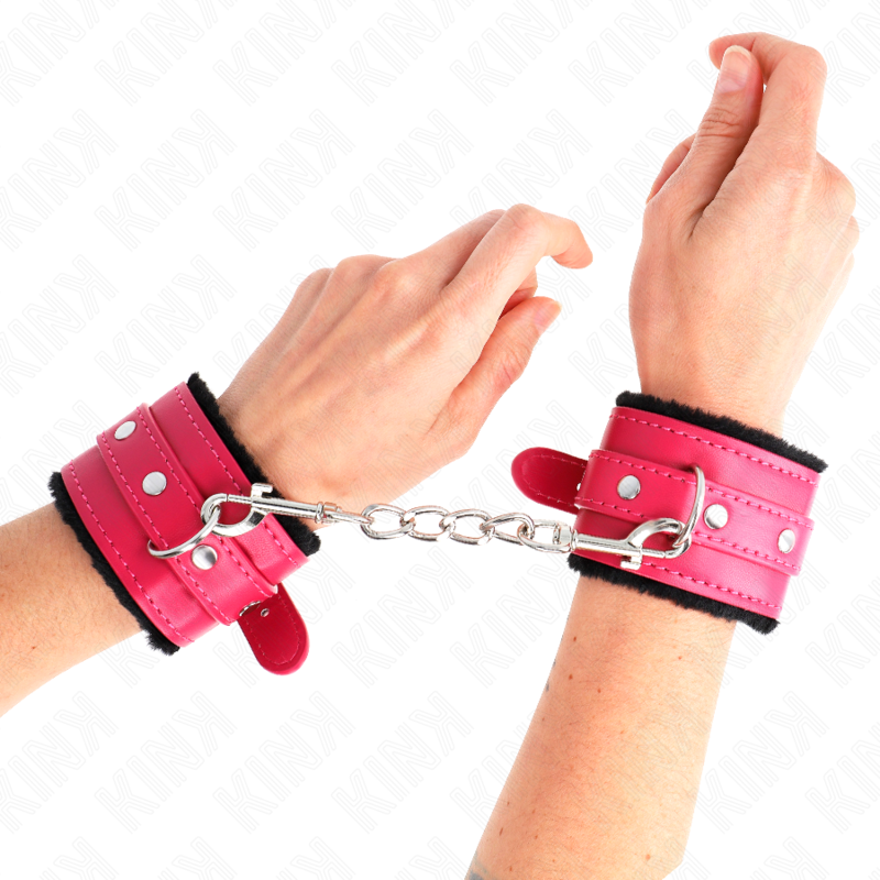 KINK - PREMIUM PELZGEFÜTTERTE HANDGELENKFESSELN SCHWARZ MIT HIMBEERROSEN-GÜRTEL VERSTELLBAR 17-29 CM X 6 CM bei Secret Pulse im Erotikshop