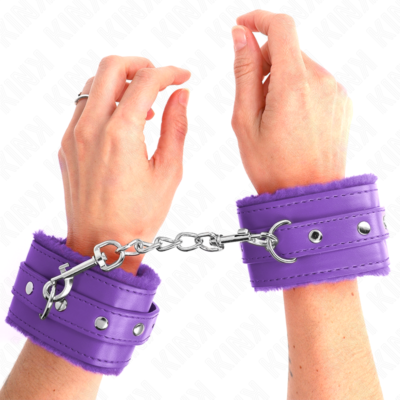 KINK - PREMIUM PELZGEFÜTTERTE HANDGELENKFESSELN LILA MIT LILA GÜRTEL VERSTELLBAR 17-29 CM X 6 CM für sinnliche und diskrete Momente