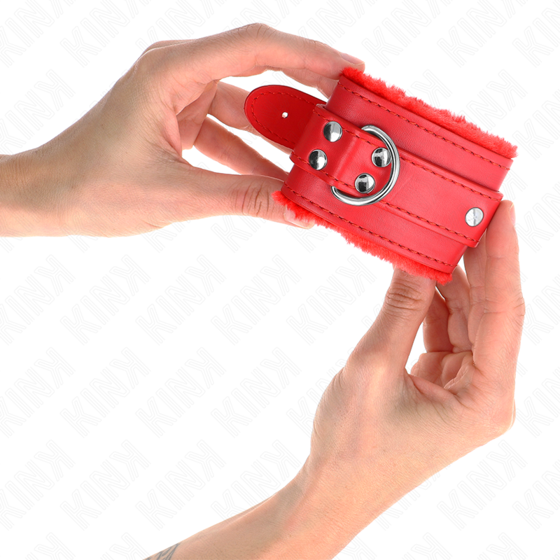 KINK - PELZGEFÜTTERTE HANDGELENKFESSELN ROT MIT ROTEM GÜRTEL VERSTELLBAR 17-29 CM X 6 CM Produktansicht und Details