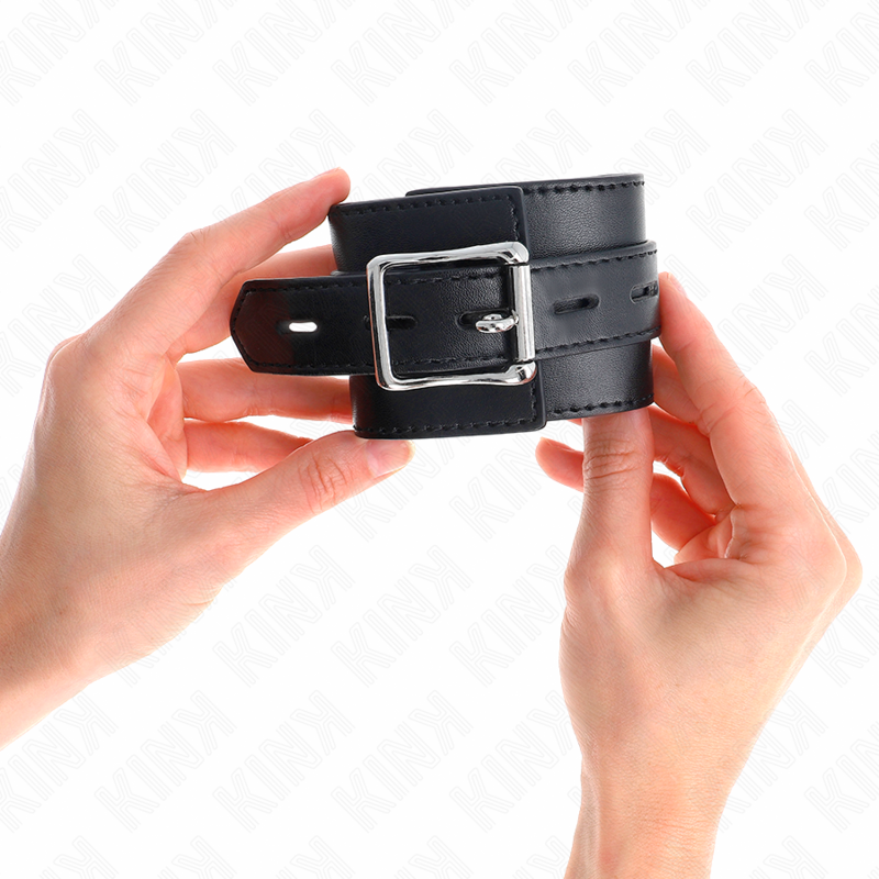 KINK - HANDGELENKFESSELN SCHWARZ MIT SCHWARZEM GÜRTEL VERSTELLBAR 17-28 CM X 6 CM Bondage-Fessel diskret online kaufen