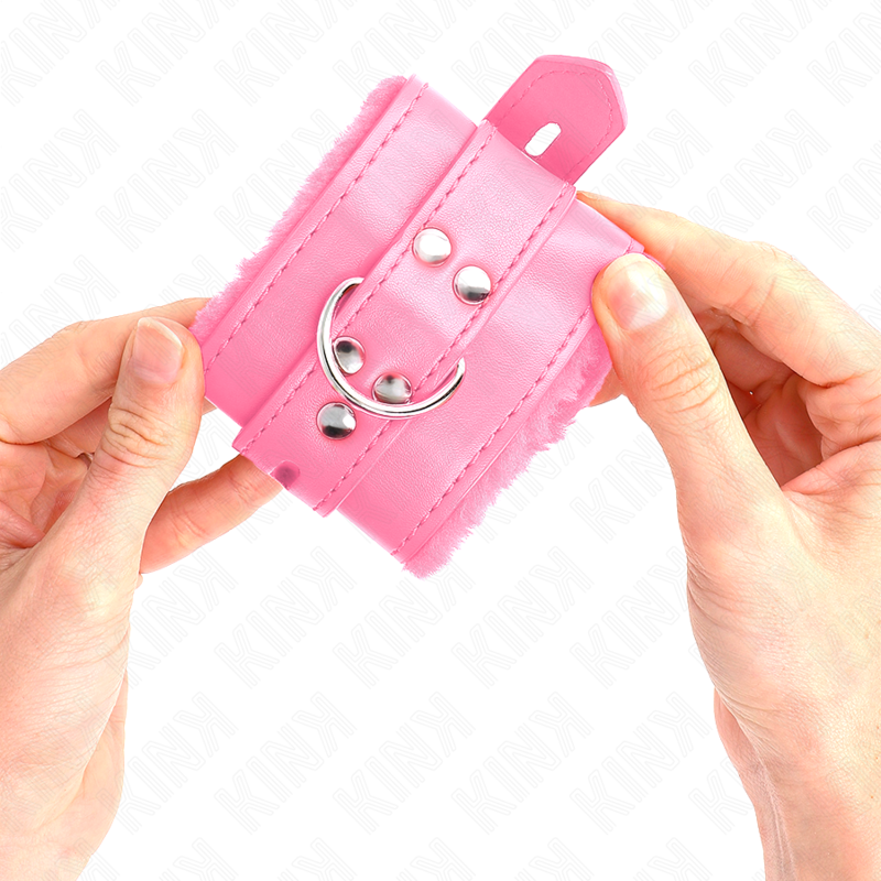 KINK - PELZGEFÜTTERTE HANDGELENKFESSELN MIT QUADRATISCHEN LÖCHERN, ROSA UND ROSA GÜRTEL, VERSTELLBAR 17-29 CM X 6 CM hochwertiges Zubehör