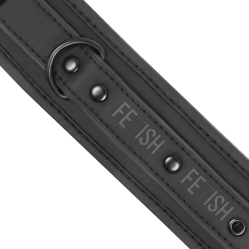 FETISH SUBMISSIVE - HALSKETTE UND HANDSCHELLEN AUS VEGANEM LEDER MIT NOPRENE-FUTTER Produktansicht und Details